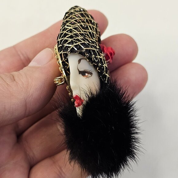 Porcelain Vintage Women Face Brooch Fancy Fashionista Unmarked Pin - Picture 4 of 10